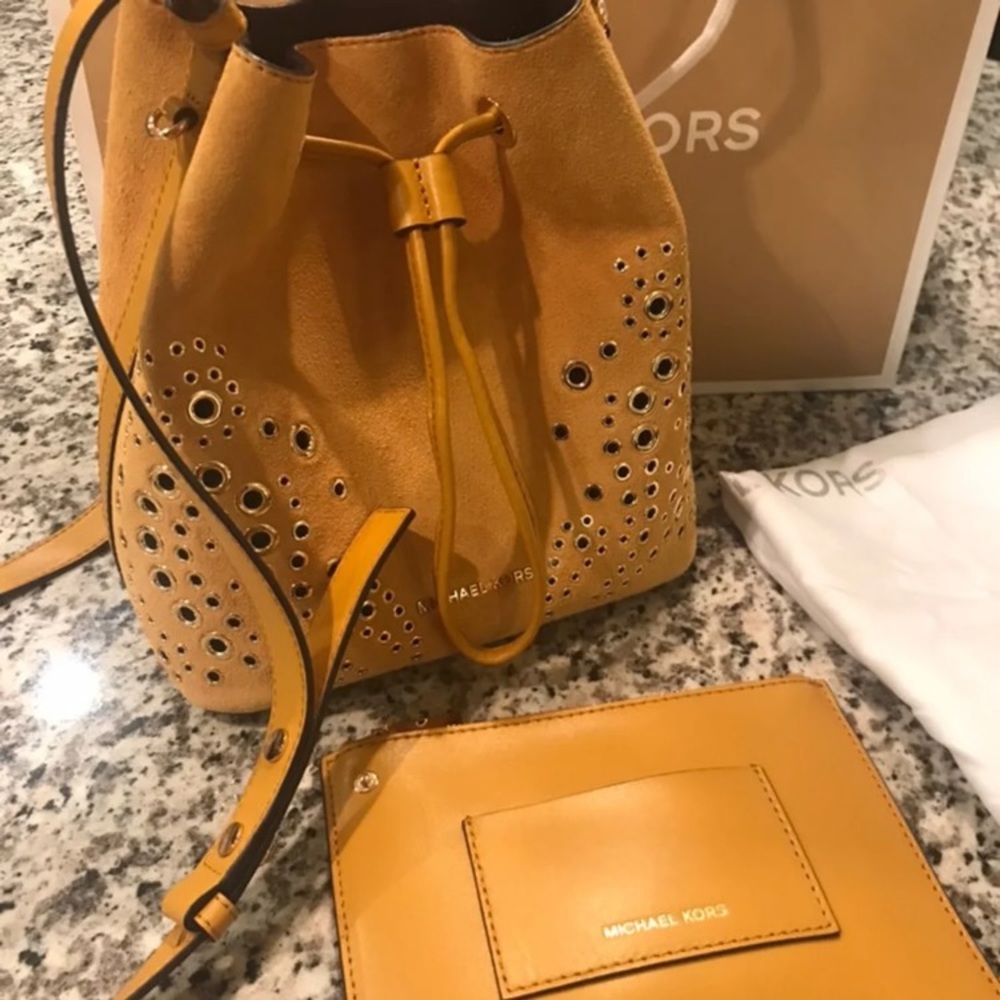Michael Kors Bucket Crossbody Mustard